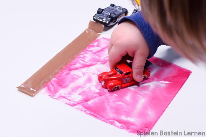 Einfaches Spielmaterial zur Überbrückung von Wartezeiten oder nur zum Spaß: Reifenspuren Busybag für die Sinne mit Spielzeugautos und Duschgel ohne Dreck zu machen. Macht Klein- und Kindergartenkindern Spaß.