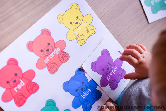 Mein 2jähriger steht total auf Regenbogenbären! Deshalb habe ich ihm mit wenig Aufwand ein Spiel gebastelt, bei dem es um Farben zuordnen mit Regenbogenbären geht. Perfekt, um Farben und Farbwörter zu lernen, besonders für Kleinkinder und jüngere Kindergartenkinder!