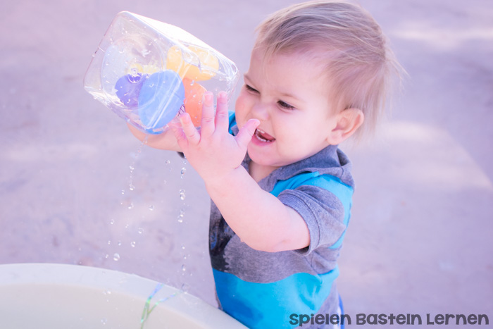 Kinder lieben es, mit Wasser zu spielen! Diese Osterkorb-Sinnessuppe ist ganz einfach vorzubereiten und macht Kleinkindern und Kindergartenkindern riesig Spaß!