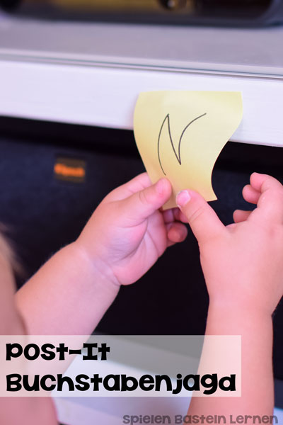 Interessiert sich Dein Kind für Buchstaben? Hier ist eine supereinfache Art, Buchstaben zu lernen und gleichzeitig in Bewegung zu bleiben. Perfekt für Klein- und Kindergartenkinder!